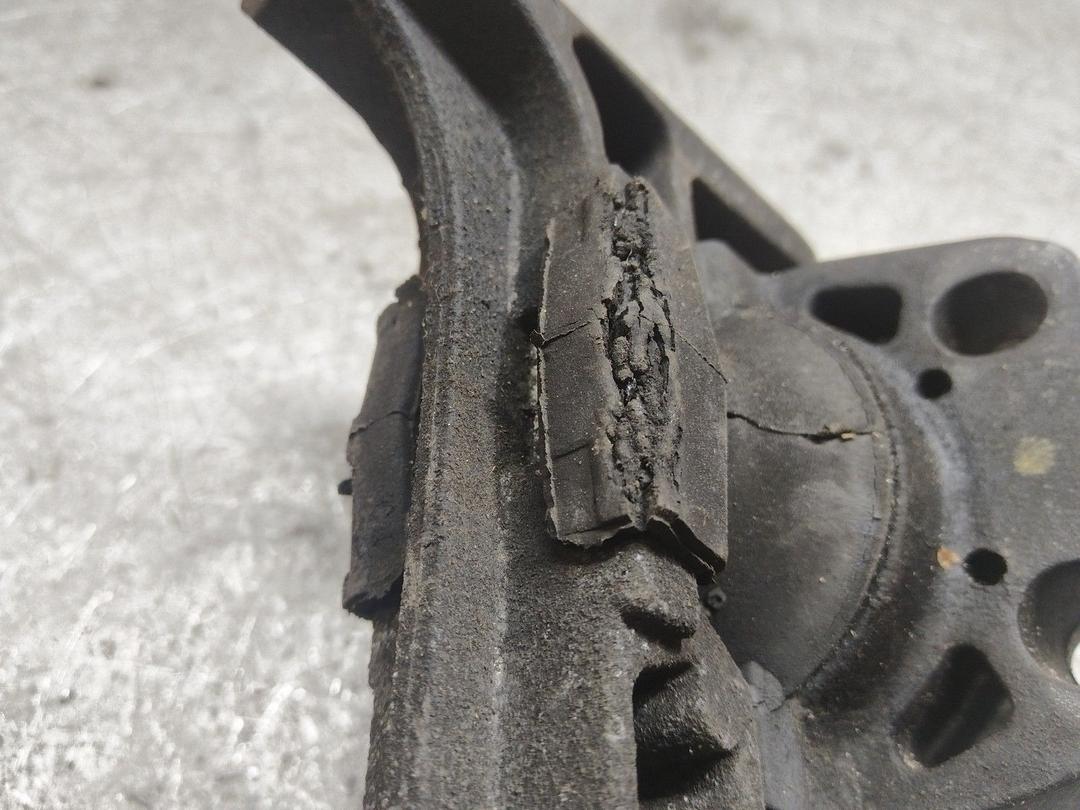 Подушка крепления двигателя GWUB70 Ford C-Max купить на авторазборке