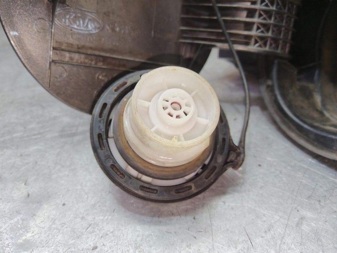 Лючок топливного бака 8L314G Kia Sorento - Фото 5