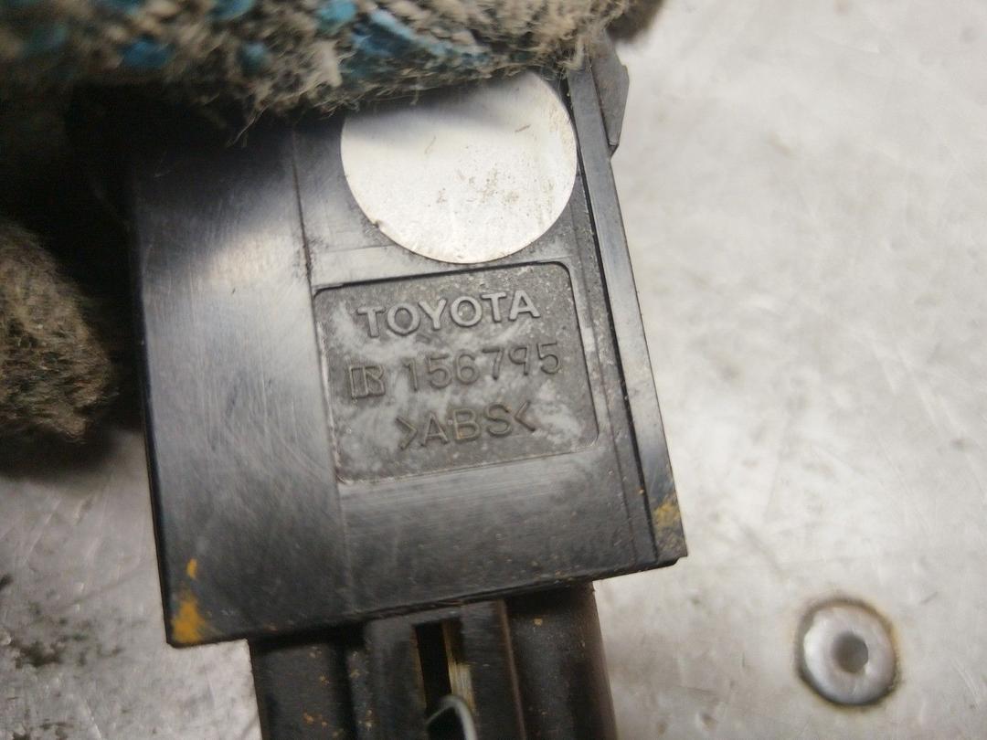 Кнопка открытия лючка топливного бака 537OTH Toyota Avensis купить с доставкой