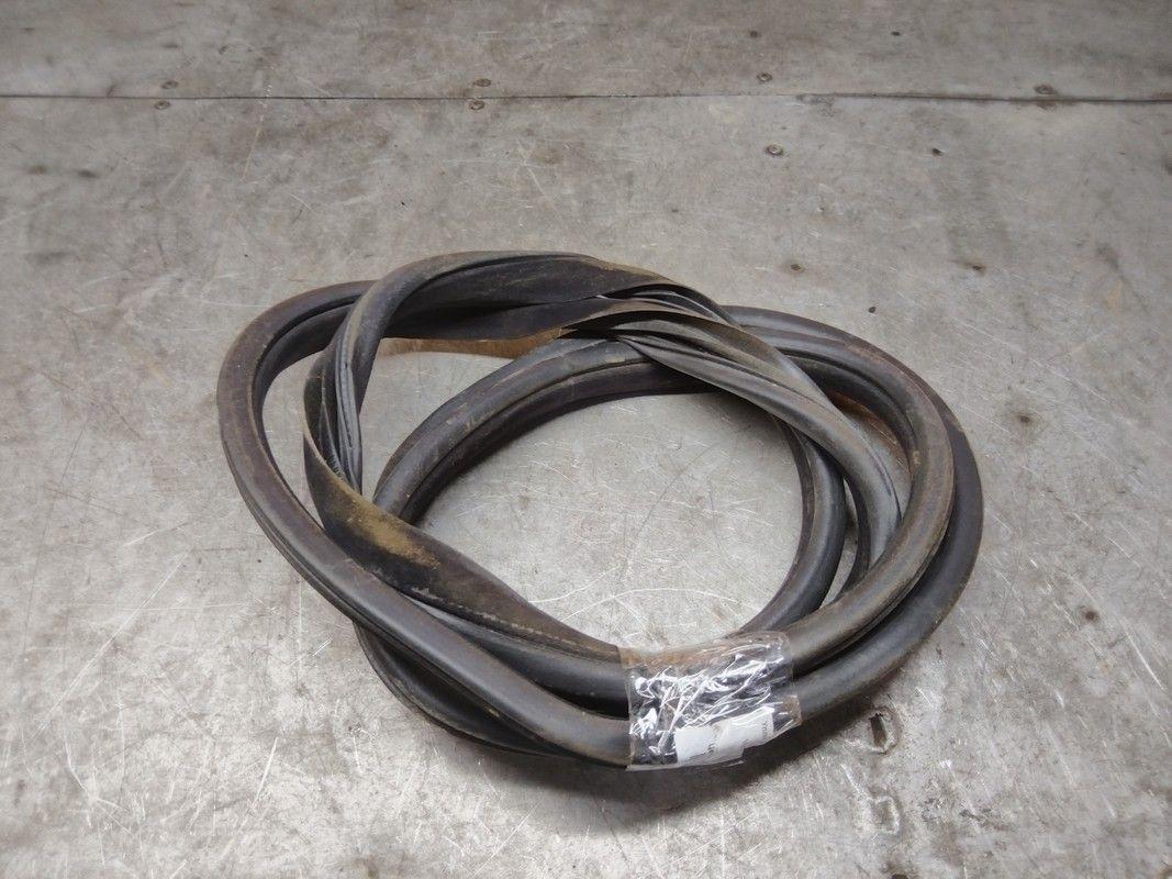 Уплотнитель двери задней правой Y3FZ74 Volvo V70