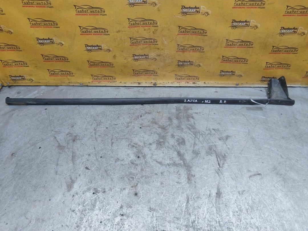 Молдинг стекла двери передней правой наружный RWMFUI Seat Altea купить с доставкой