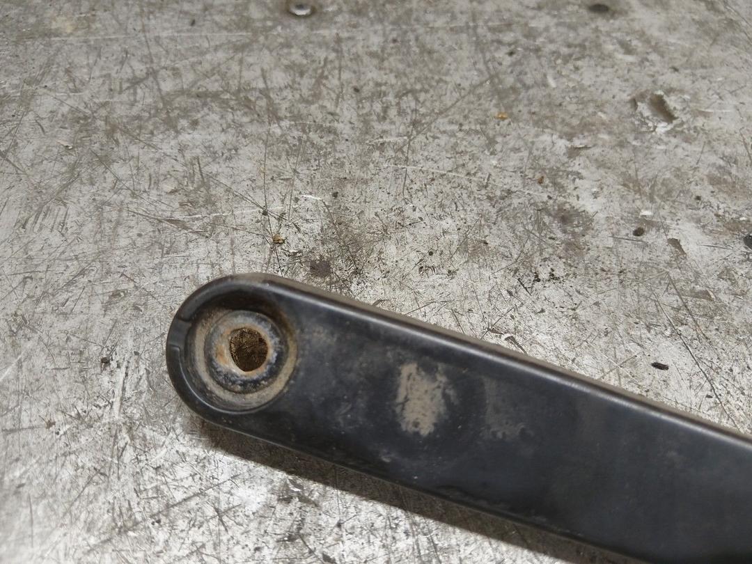 Щеткодержатель (поводок стеклоочистителя, дворник) 3U52UO Volkswagen Polo купить в магазине запчастей бу