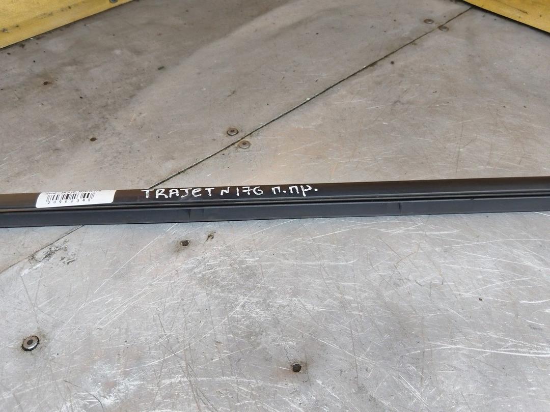 Молдинг стекла двери передней правой наружный XCTWLL Hyundai Trajet купить с доставкой