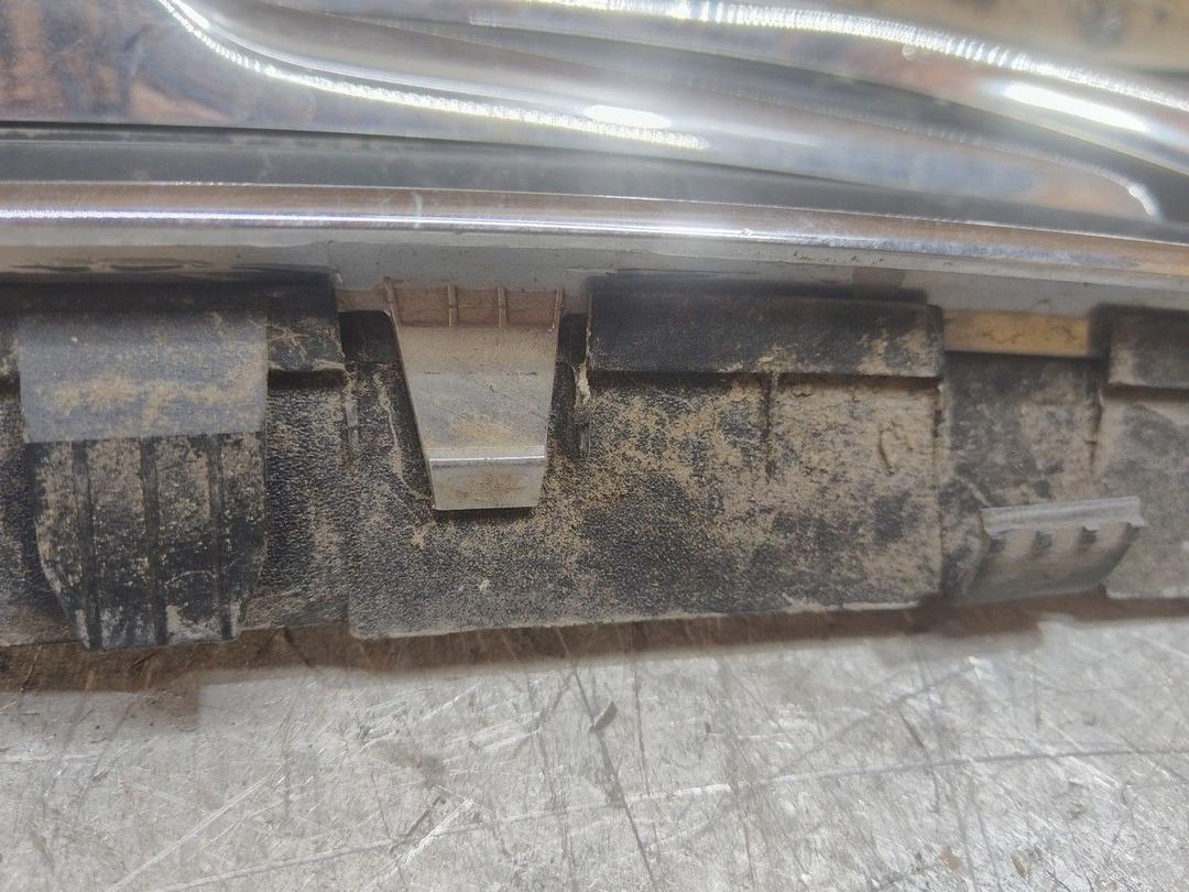 Решетка радиатора Q3X3E6 Saab 9-3 - Фото 3