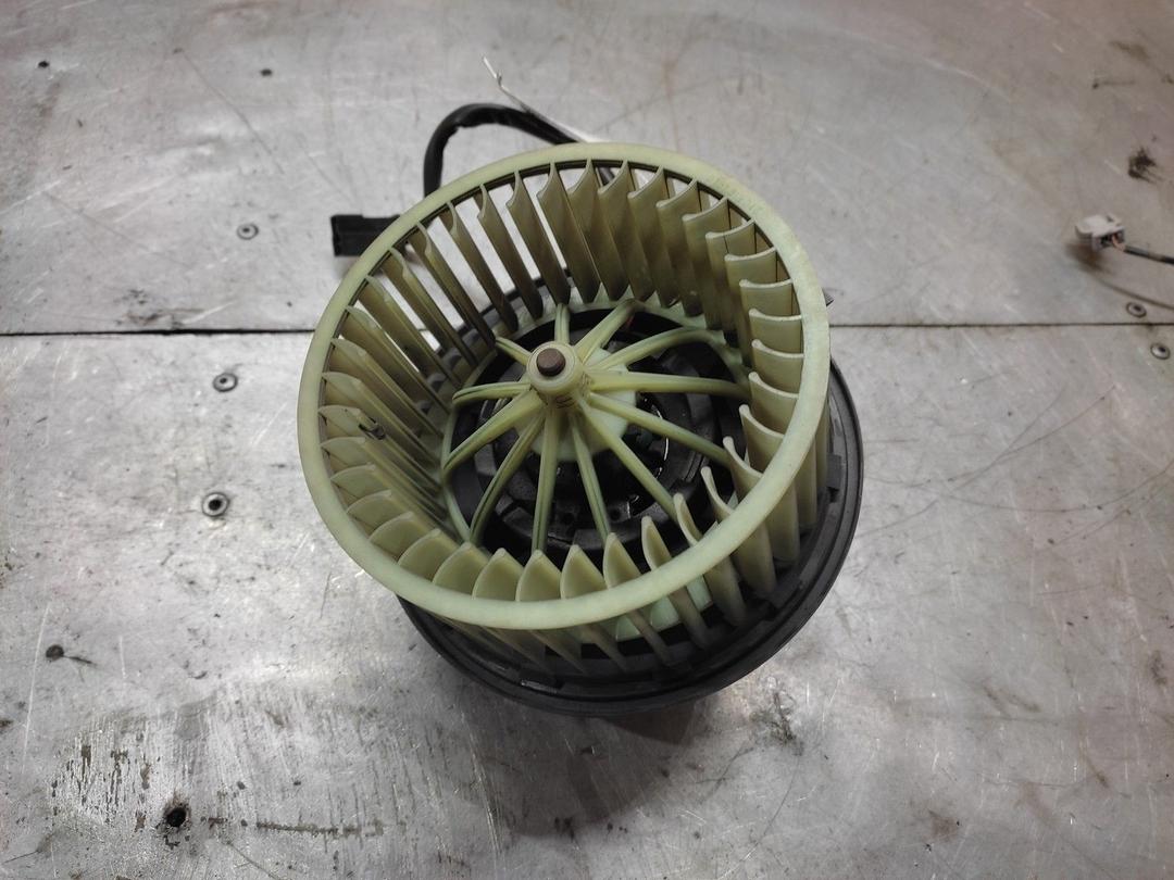 Моторчик печки V1X1QT Audi 80 - Фото 1