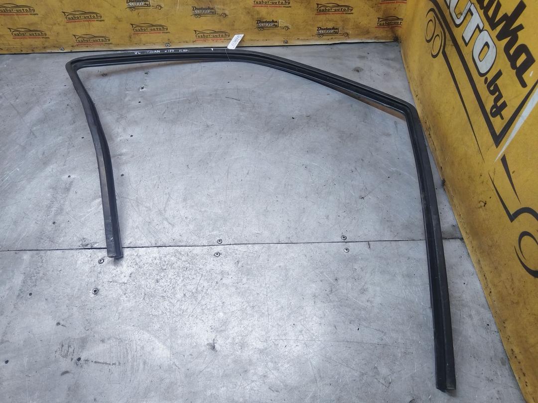 Молдинг стекла двери передней правой наружный UY7YVV Volkswagen Sharan