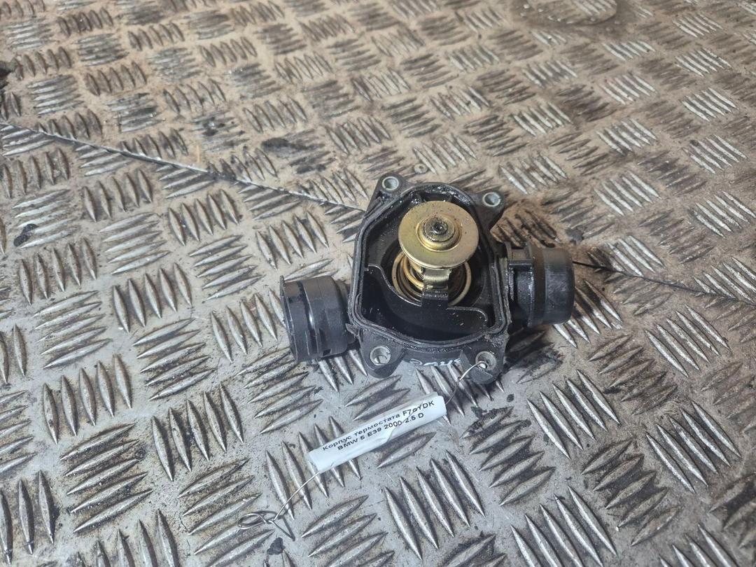 Корпус термостата F7CYDK BMW 5 E39 - Фото 1