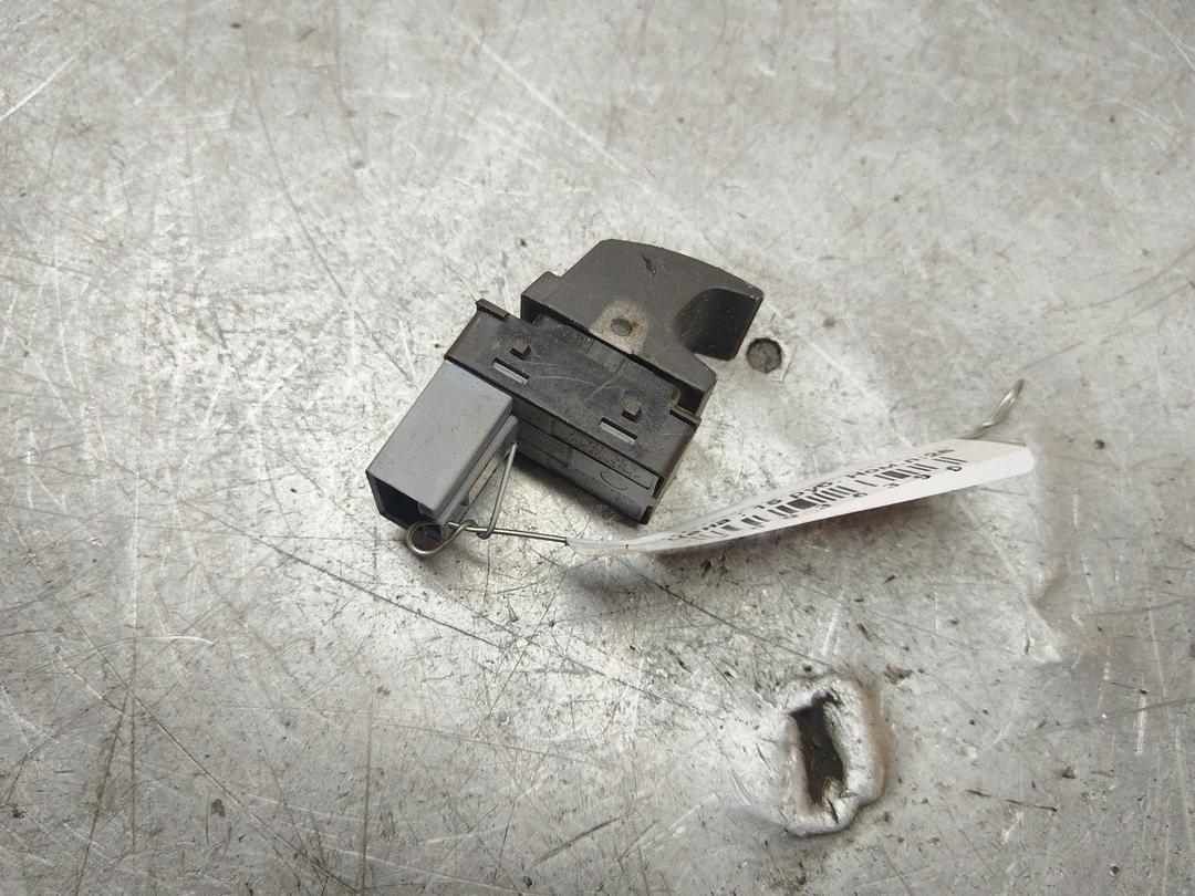 Кнопка стеклоподъемника заднего правого YEDW9N Volkswagen Passat купить