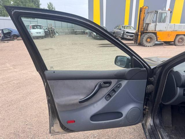 Обшивка двери передней левой (дверная карта) BF2LB8 Seat Toledo