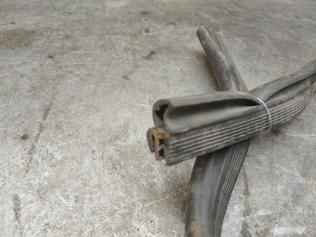 Уплотнитель капота BFX9DP Peugeot 407 купить в магазине запчастей бу