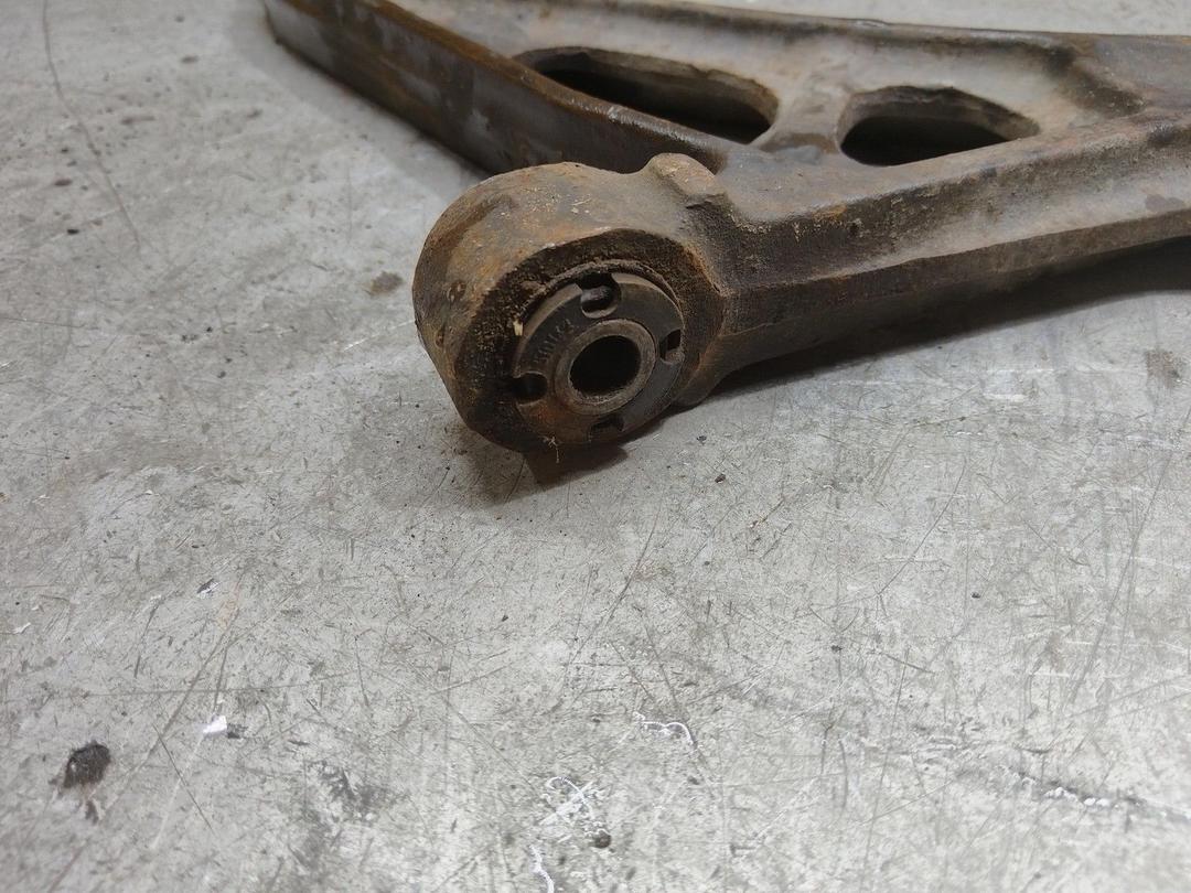 Рычаг передний правый MC2UM8 Peugeot 405 купить в магазине запчастей бу