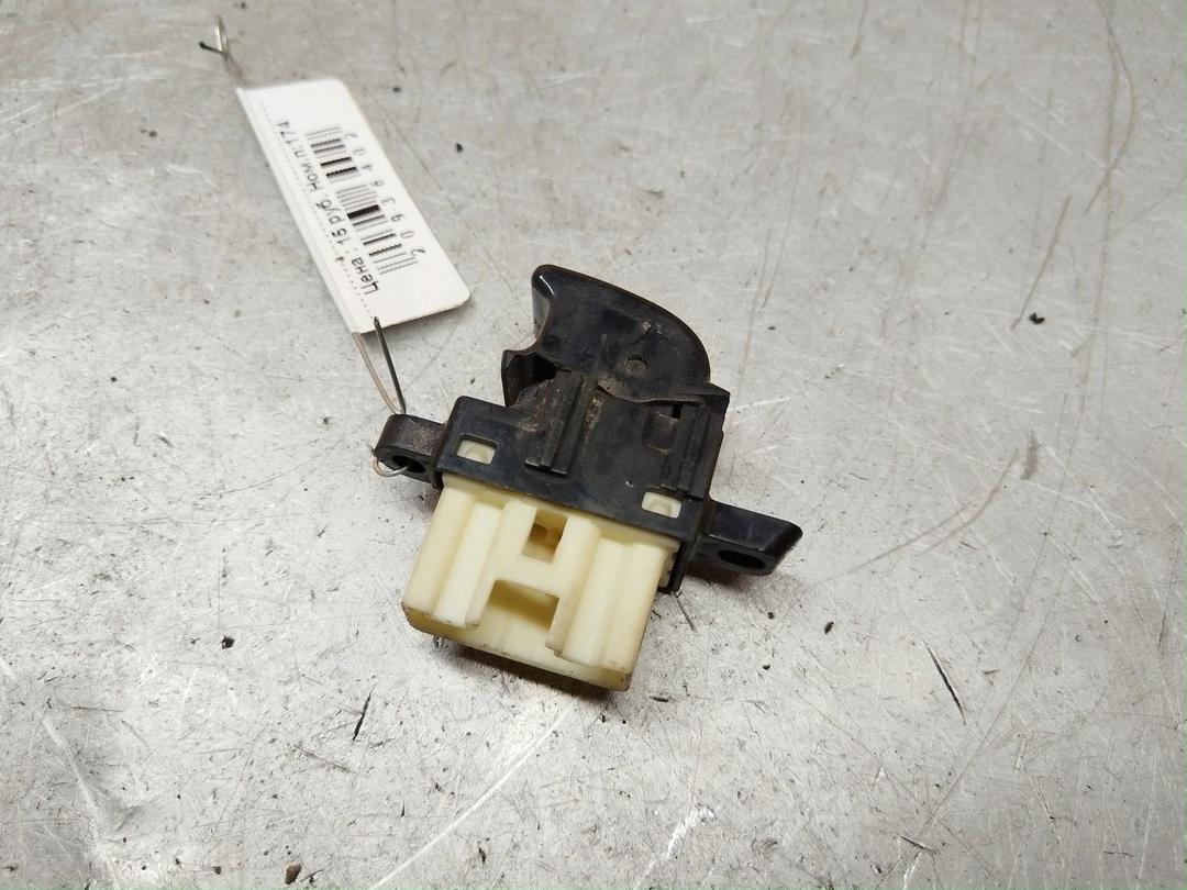 Кнопка стеклоподъемника заднего правого X7UAV8 Mazda Premacy купить с доставкой