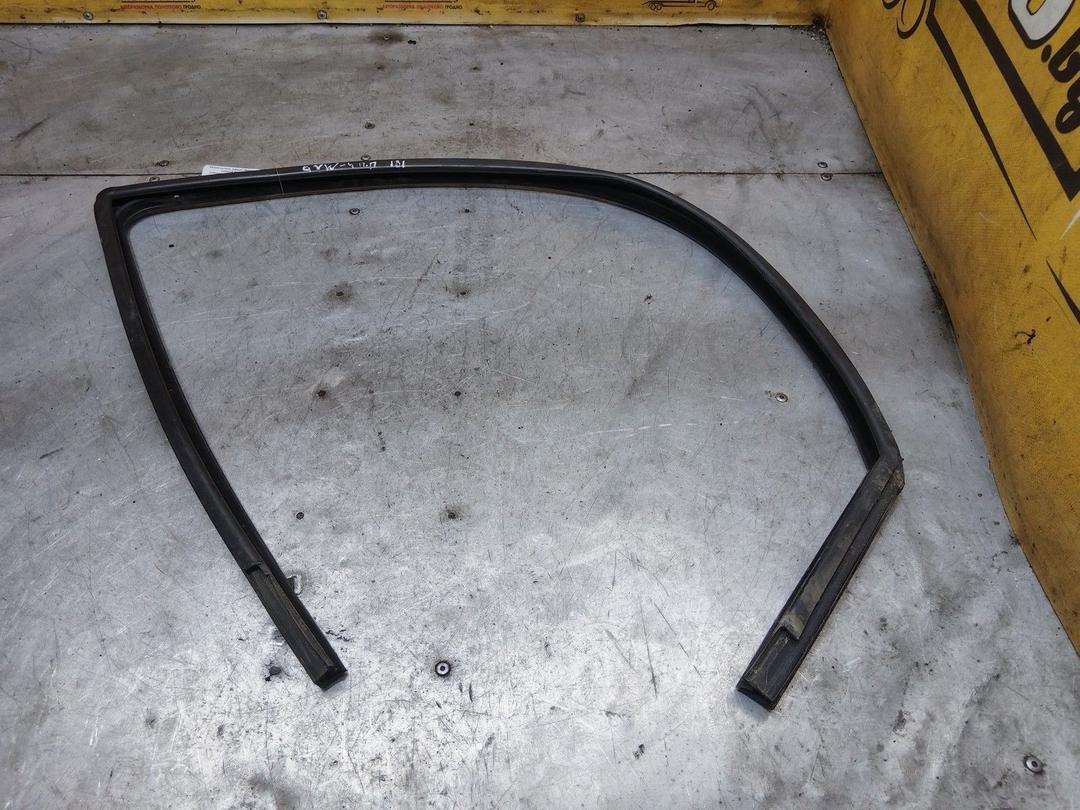 Уплотнитель двери передней правой P13EHO Volkswagen Golf - Фото 1