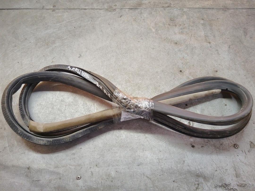 Уплотнитель двери задней правой U25M9B Audi A4