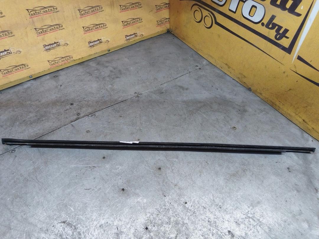 Молдинг стекла двери задней правой наружный G5U628 Volkswagen Passat купить