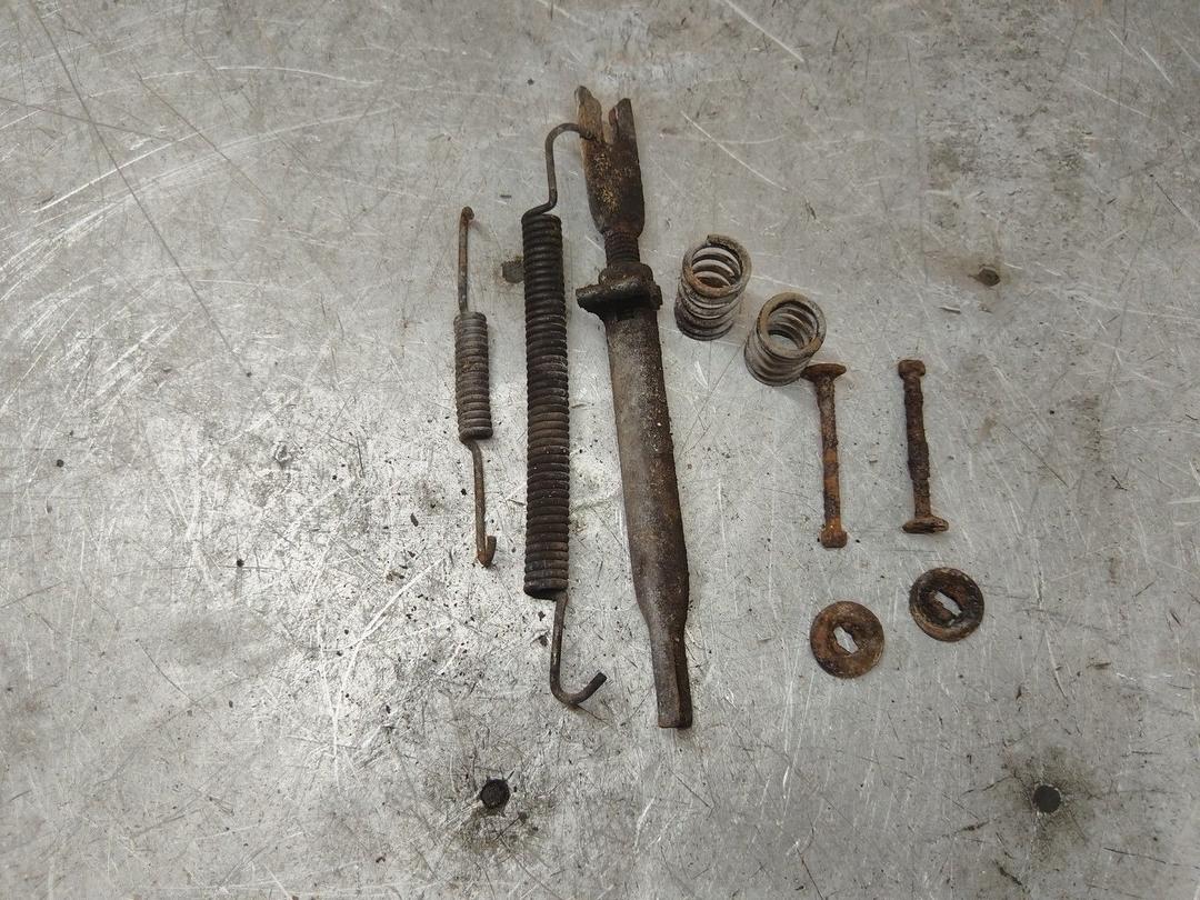 Механизм развода задних тормозных колодок левый EDMX5U Renault Scenic