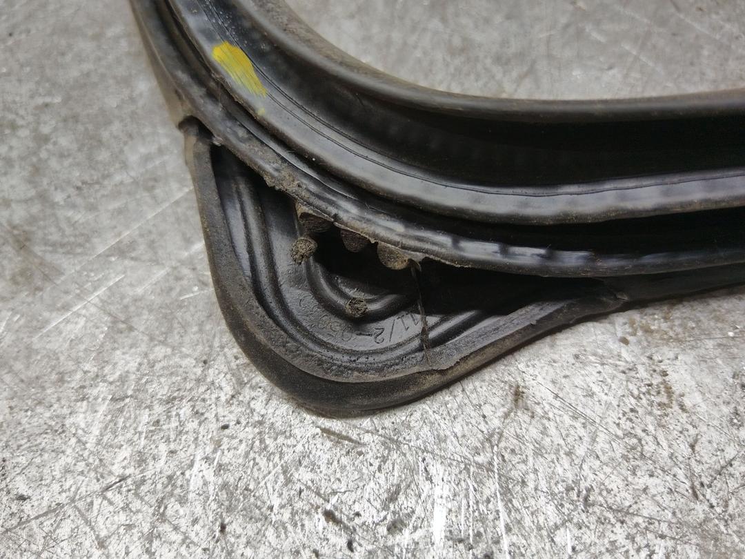 Уплотнитель двери передней левой RR7VGE Toyota Avensis