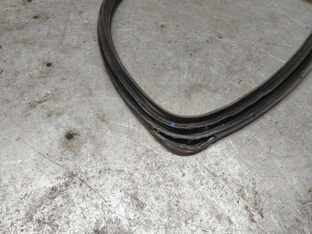 Уплотнитель двери задней левой KFL7JB Toyota Avensis - Фото 2