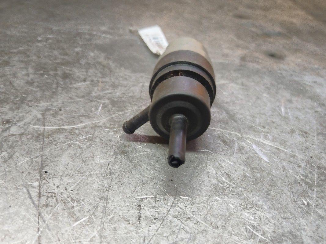 Насос (моторчик) омывателя стекла заднего QFG196 Audi 100 купить