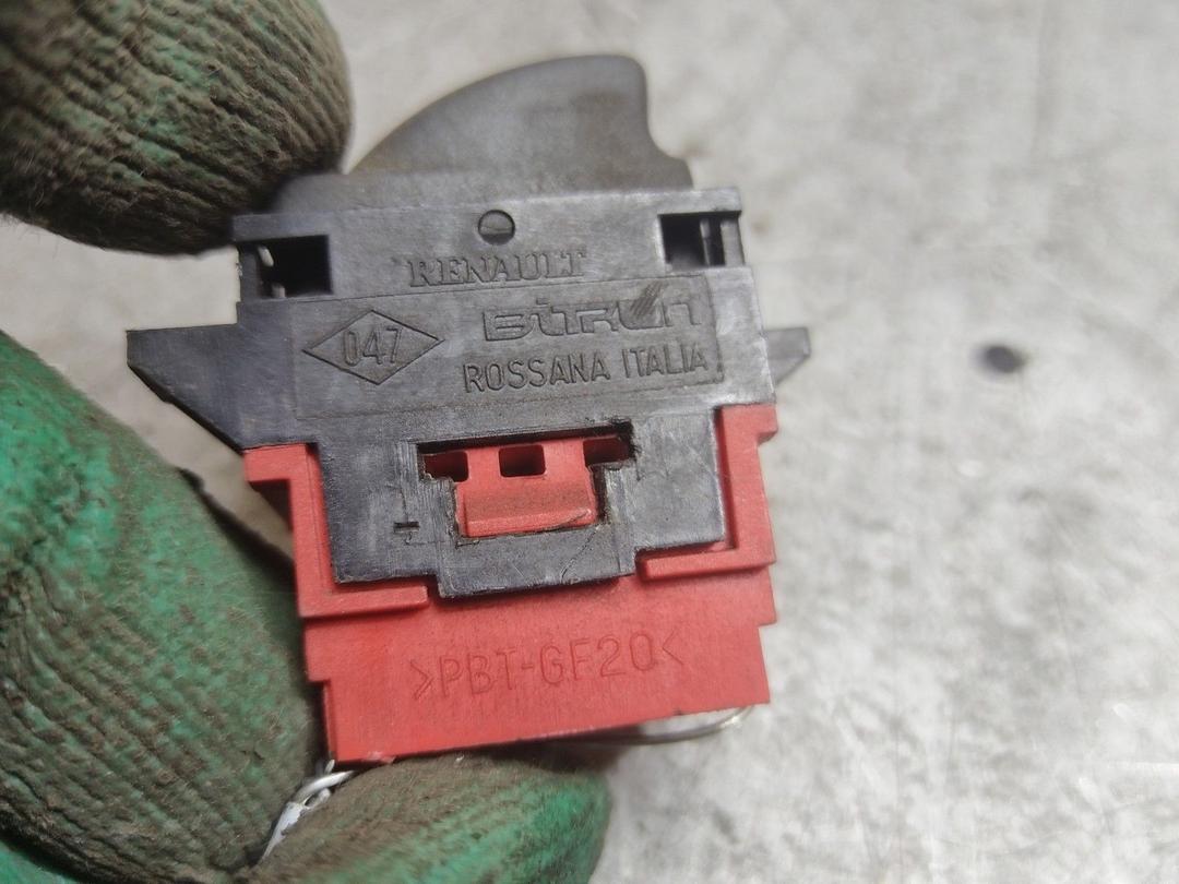 Кнопка стеклоподъемника заднего правого 7S80EU Renault Laguna купить на авторазборке