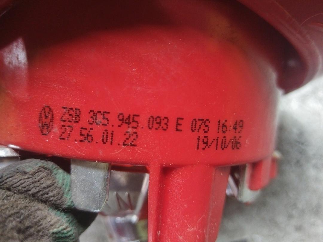 Фонарь крышки багажника левый 0GHRT4 Volkswagen Passat купить с доставкой. Огромный выбор запчастей и марок авто. У нас есть практически все.