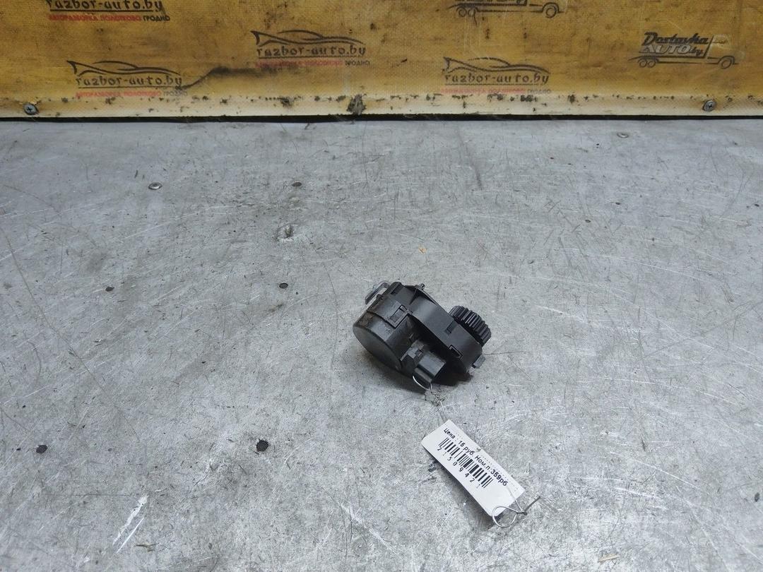 Моторчик заслонки печки 98XRU2 Renault Laguna