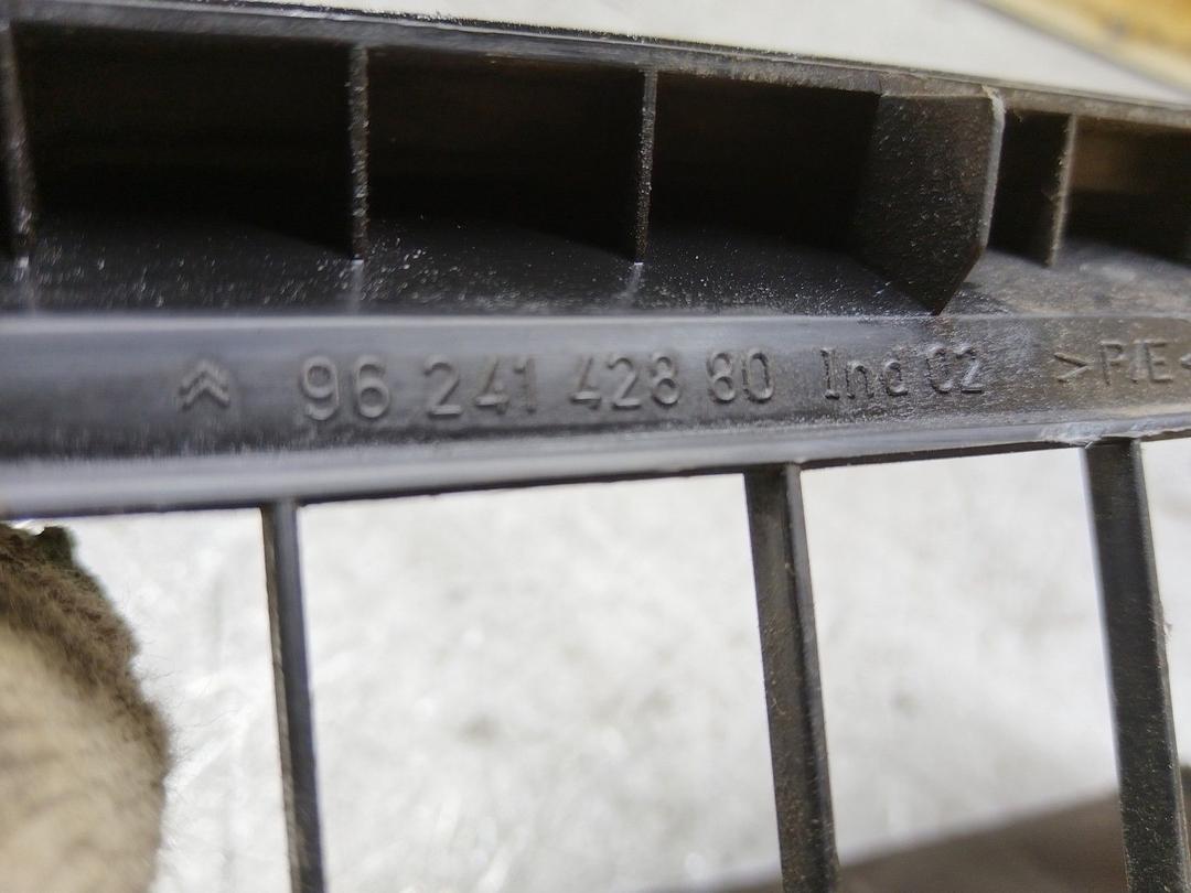 Решетка вентиляции кузова QCDE0H Peugeot 406 купить в магазине запчастей бу