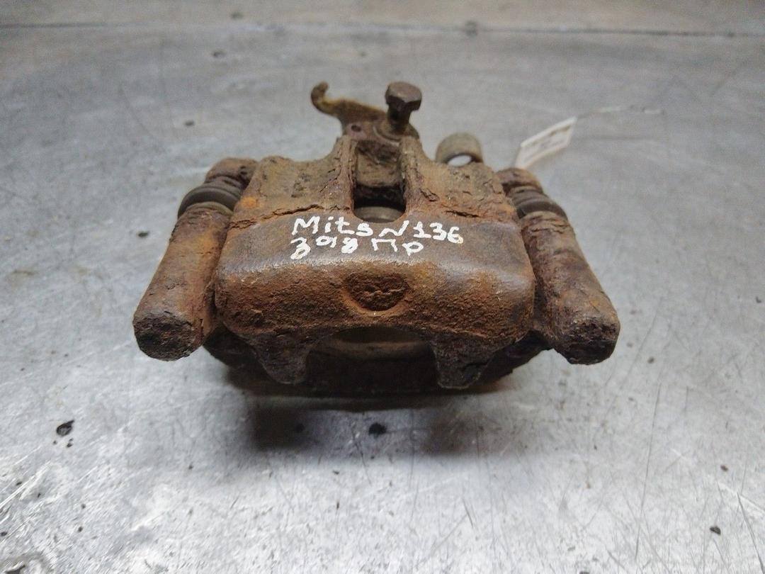 Суппорт задний правый 8FV90F Mitsubishi Carisma