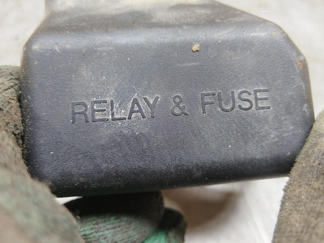 Блок предохранителей R7DU0B Toyota Corolla купить в магазине запчастей бу