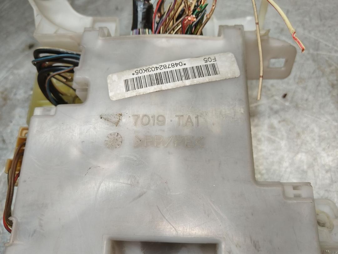 Блок предохранителей V5NIR2 Toyota Corolla купить в магазине запчастей бу