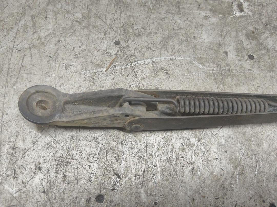 Щеткодержатель задний S3WGPI Mazda 626 купить в магазине запчастей бу