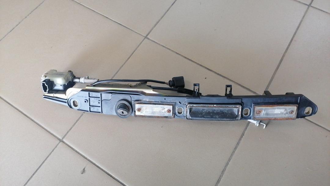 Накладка подсветки номера 2QYUSV Volkswagen Passat купить в магазине запчастей бу