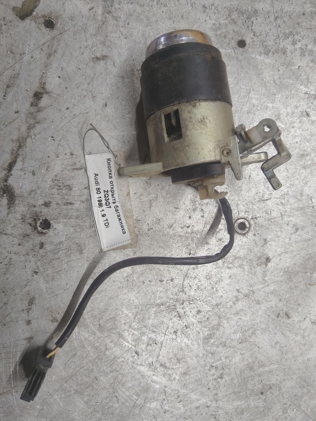 Кнопка открытия багажника ZQ3Q07 Audi 80