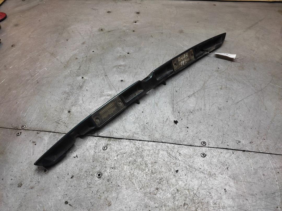 Накладка подсветки номера CB0V8E Audi A4 - Фото 1