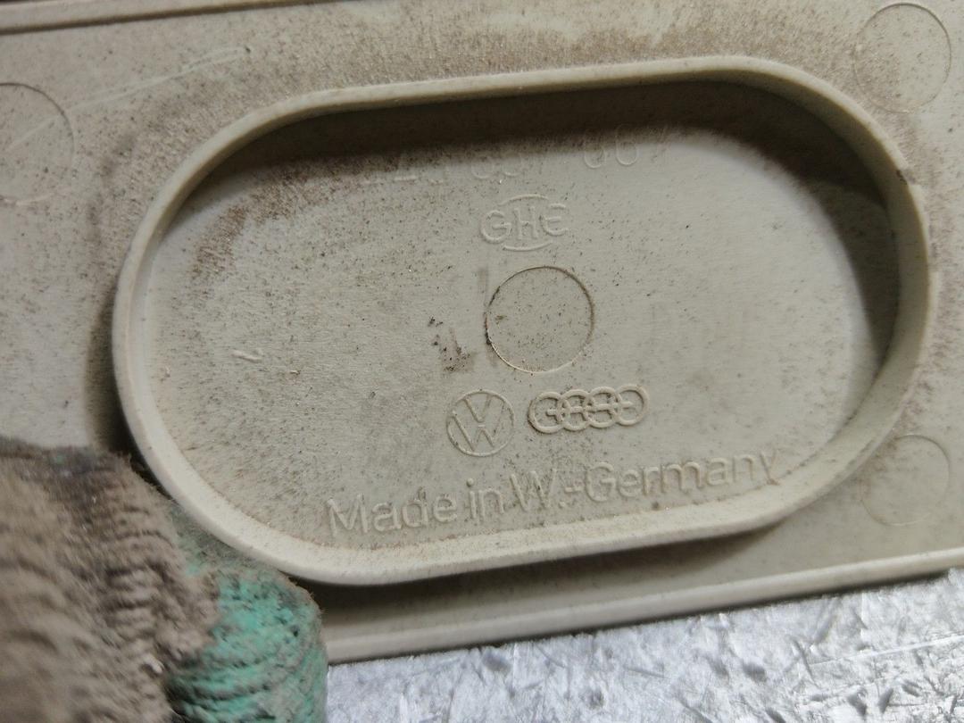 Ручка внутренняя потолочная 6RJMHR Audi 100 купить в магазине запчастей бу