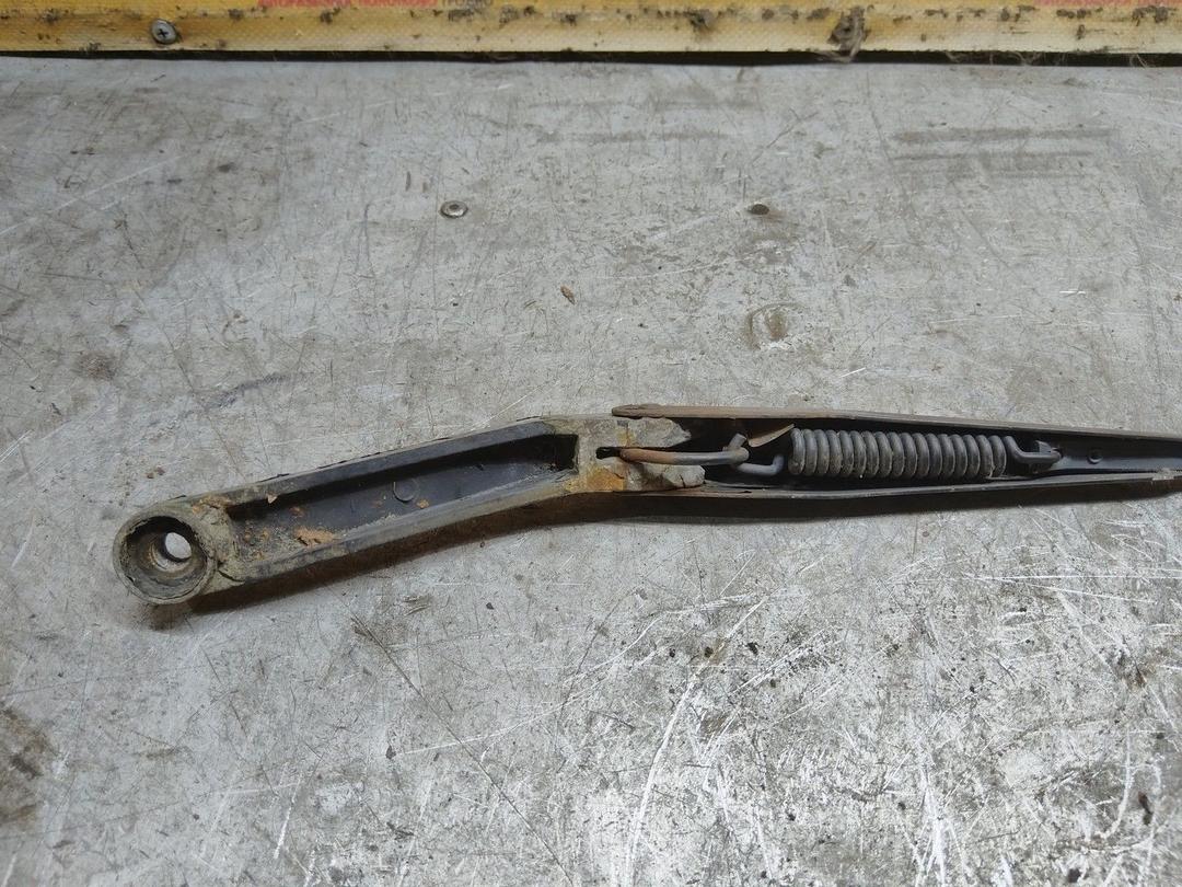 Щеткодержатель (поводок стеклоочистителя, дворник) ZUYN3Z Daewoo Leganza купить в магазине запчастей бу