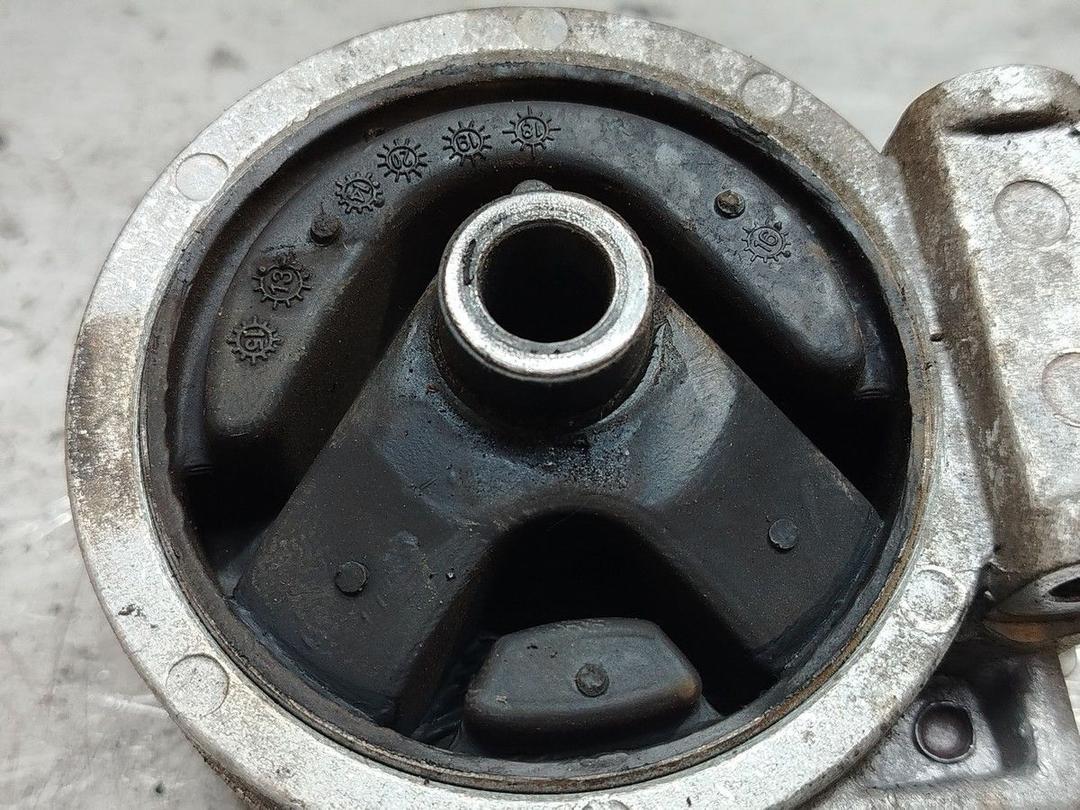 Подушка крепления КПП V2YGMY Volvo V40 - Фото 2