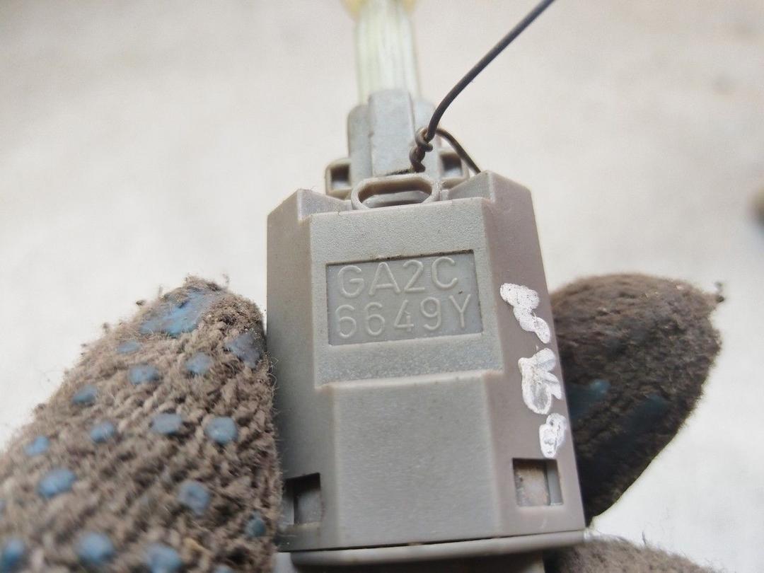 Датчик положения педали тормоза DMX4PF Mazda Premacy купить в магазине запчастей бу