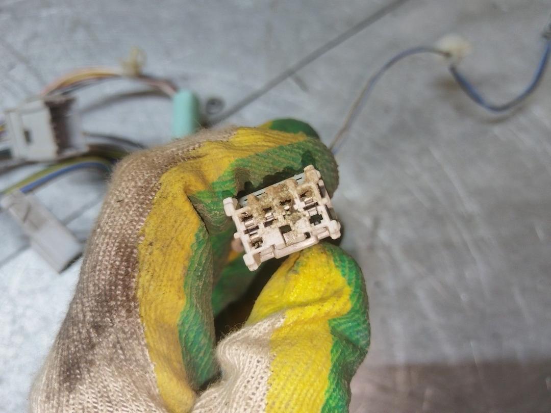 Проводка двери передней левой YZL70A Rover 45 undefined