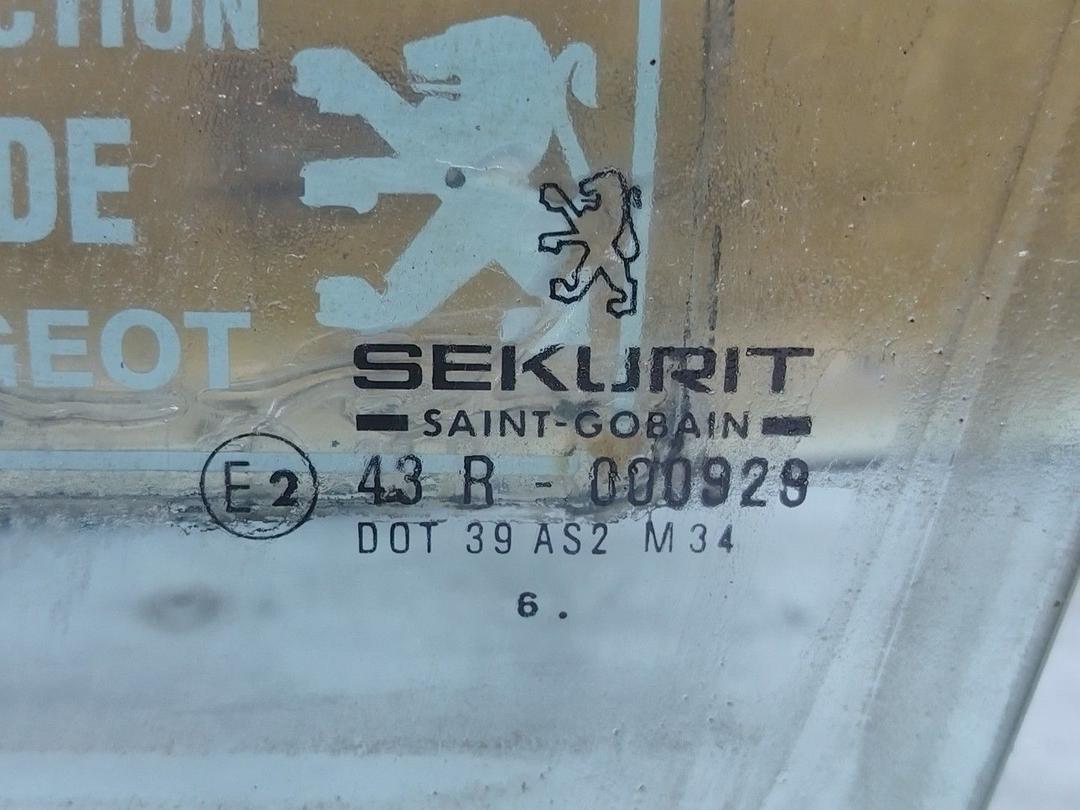 Стекло двери передней левой W0KRC7 Peugeot 605 - Фото 2