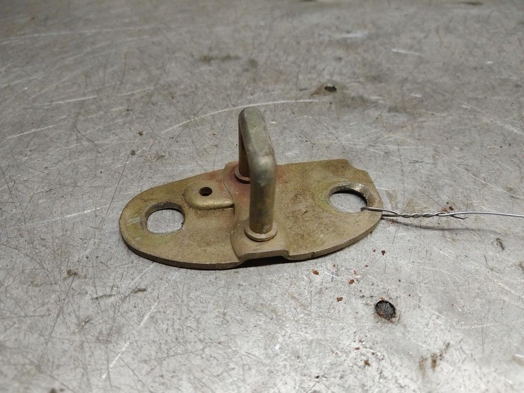 Ответная часть замка багажника 3BZUJE Mitsubishi Carisma - Фото 1