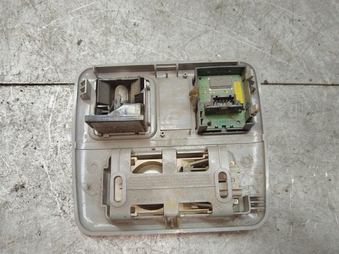 Фонарь салона (плафон) 92YGXZ Peugeot 306 купить