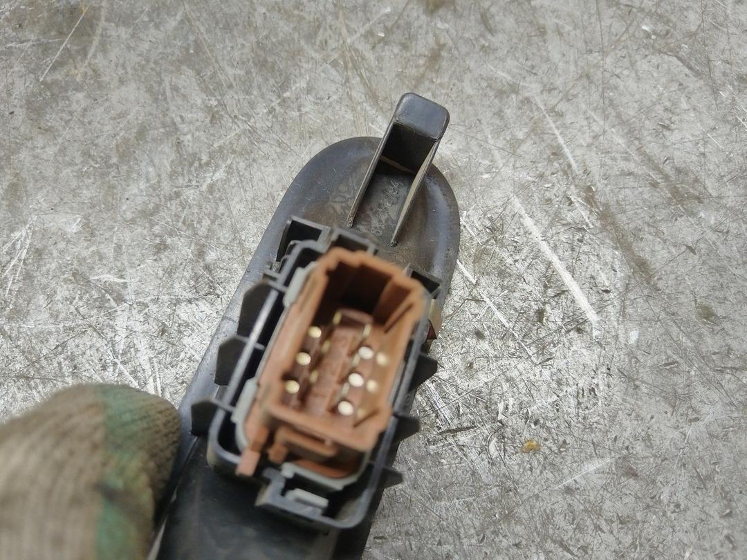 Кнопка стеклоподъемника заднего правого GKW5VH Renault Espace купить с доставкой