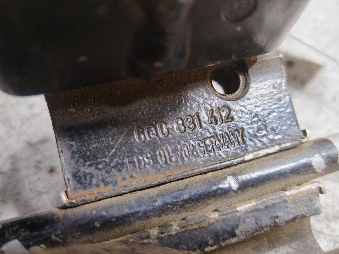 Петля двери передней правой W8UZ18 Volkswagen Touran купить в магазине запчастей бу