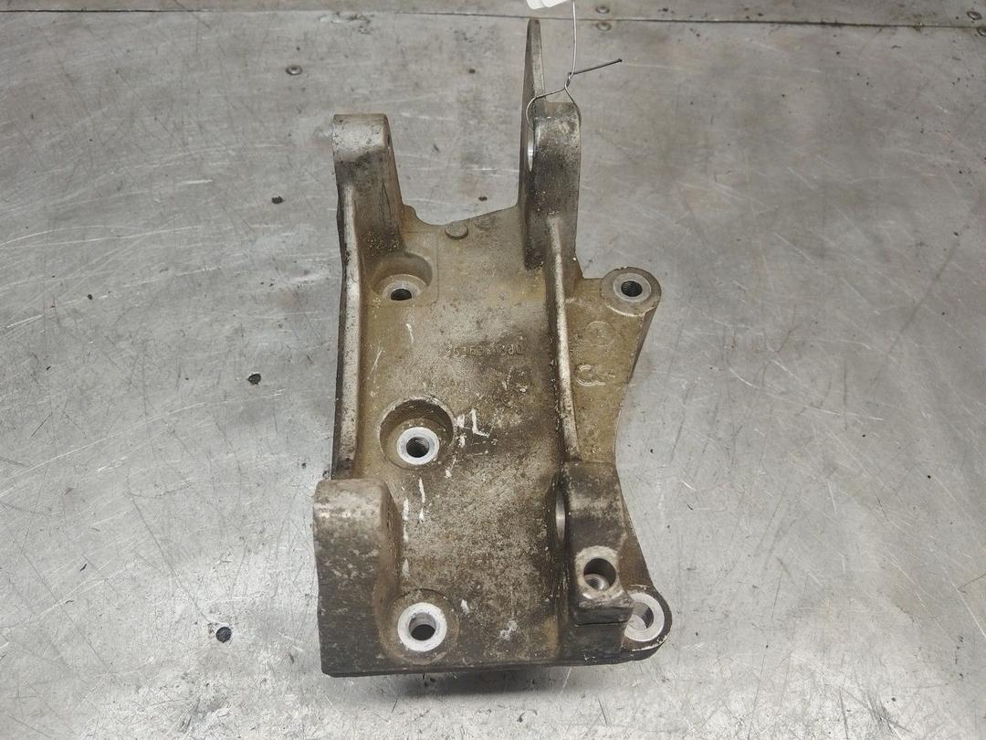 Кронштейн генератора CHRHPA Peugeot 307 купить в магазине запчастей бу