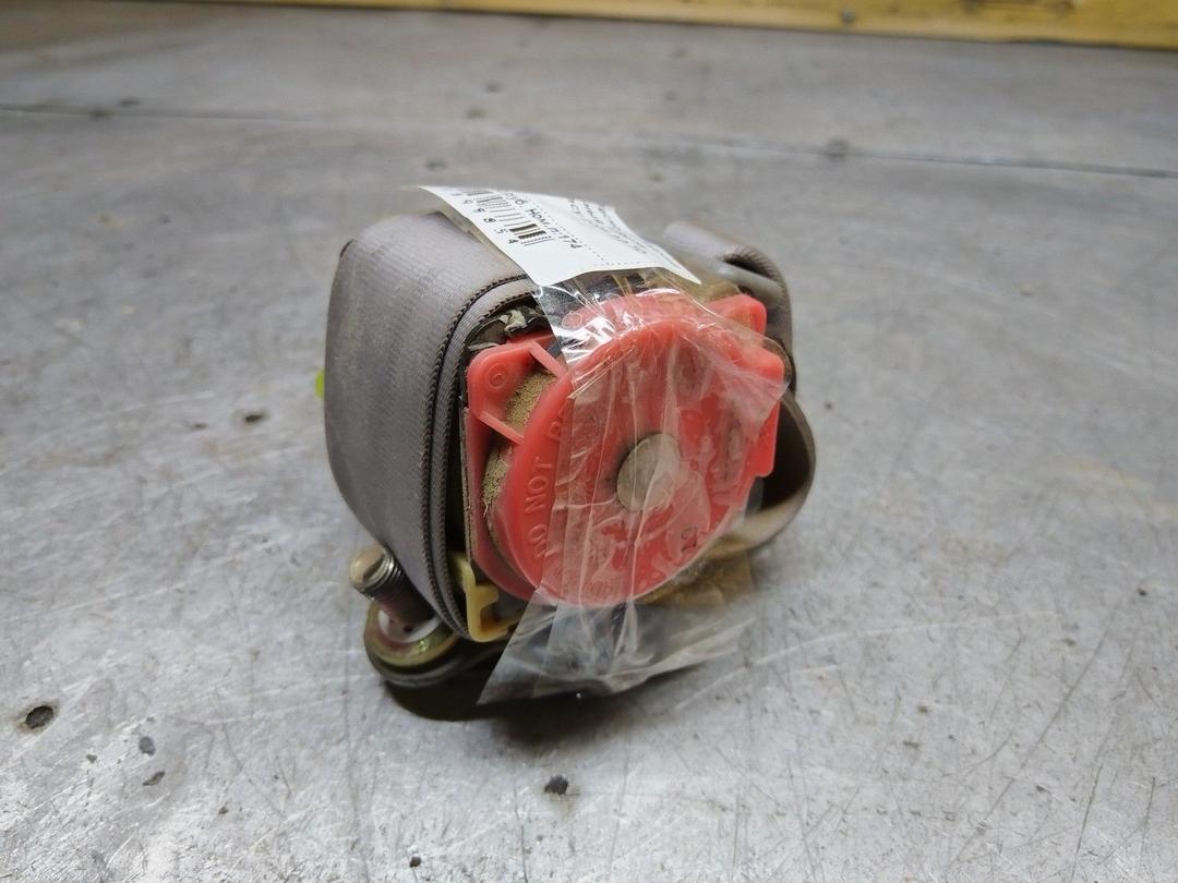 Ремень безопасности задний центральный F4RU73 Mazda Premacy