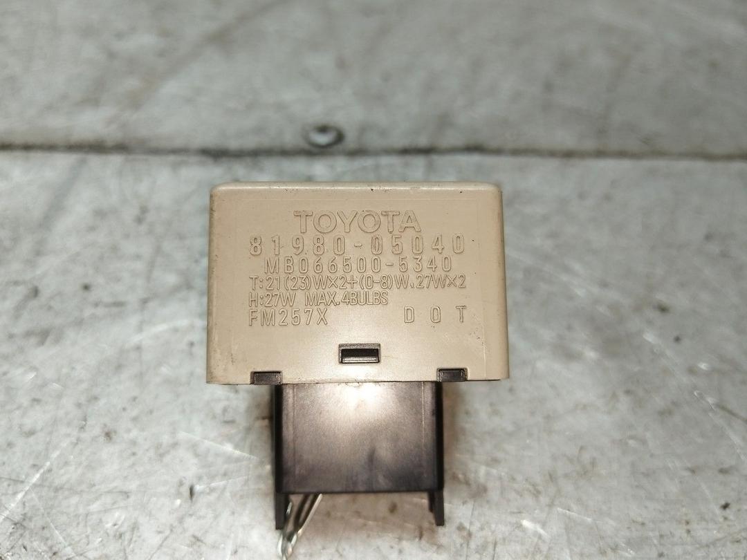 Реле поворотов ZRM93O Toyota Avensis - Фото 2