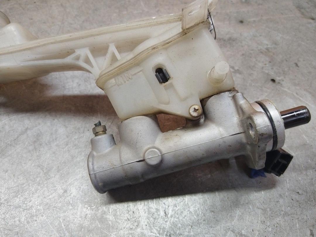 Цилиндр тормозной главный H1A239 Mazda Premacy купить в магазине запчастей бу