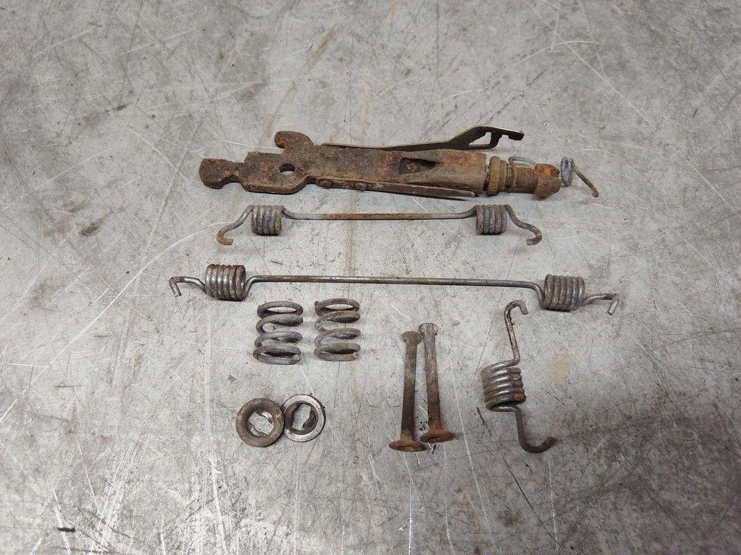 Механизм развода задних тормозных колодок левый 9U48YR Citroen C3 - Фото 1