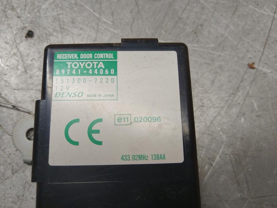 Реле (прочие) E00XKT Toyota Avensis Verso - Фото 4